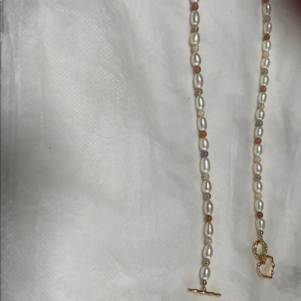 Elegant Fresh Water Pearls and Mother of Pearl Heart Necklace. - Picture 3 of 3